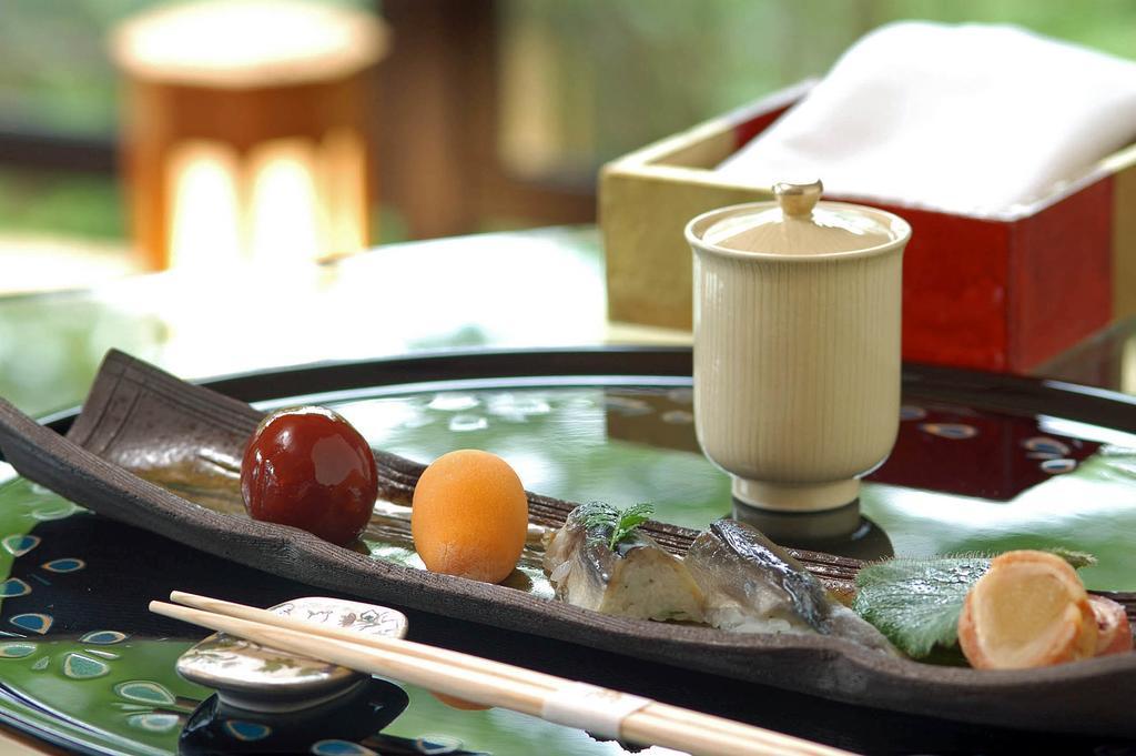 Hakone Tokinoshizuku Hotell Exteriör bild A sushi boat