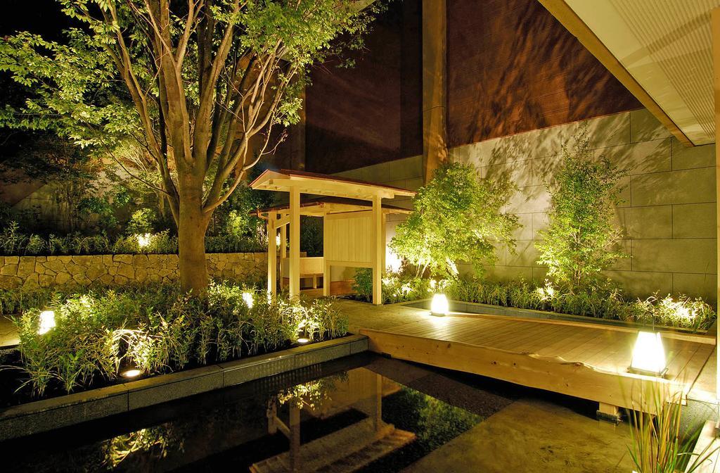 Hakone Tokinoshizuku Hotell Exteriör bild A Japanese garden at night