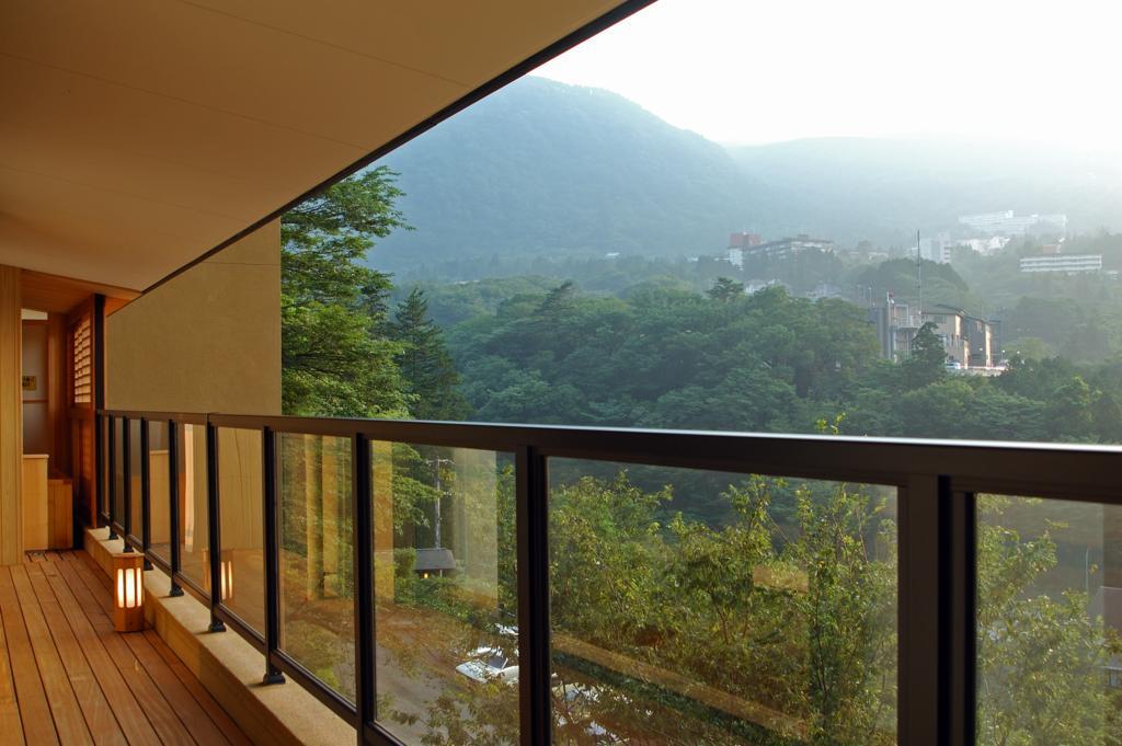 Hakone Tokinoshizuku Hotell Exteriör bild A glass balustrade