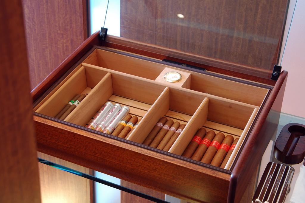 Hakone Tokinoshizuku Hotell Exteriör bild A cigar humidor