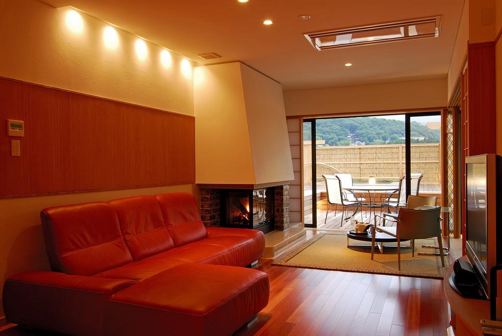 Hakone Tokinoshizuku Hotell Rum bild A living room with a fireplace